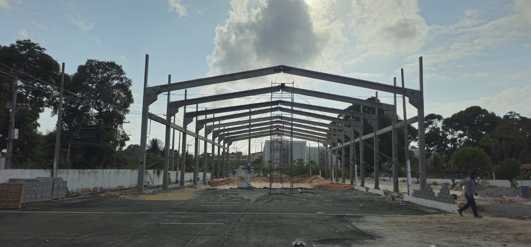 Pórticos pré-fabricados de concreto montados em obra