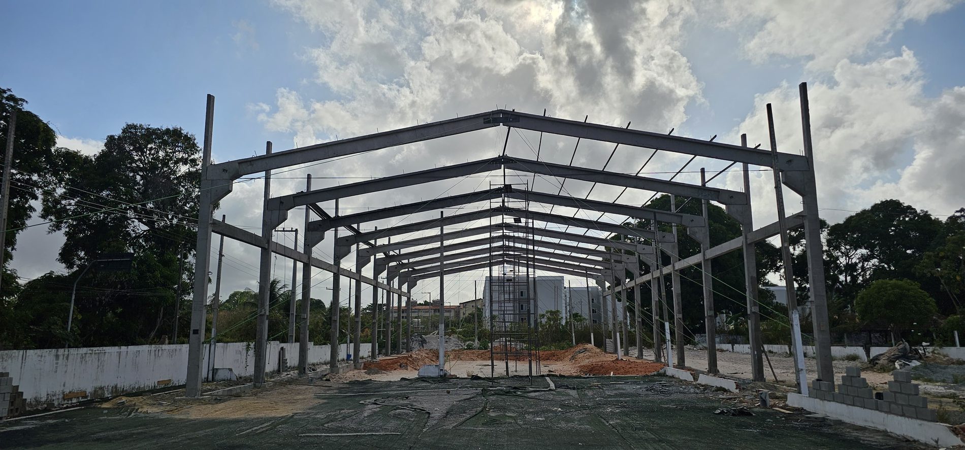 Pórticos pré-fabricados de concreto montados, formando o vão livre do galpão