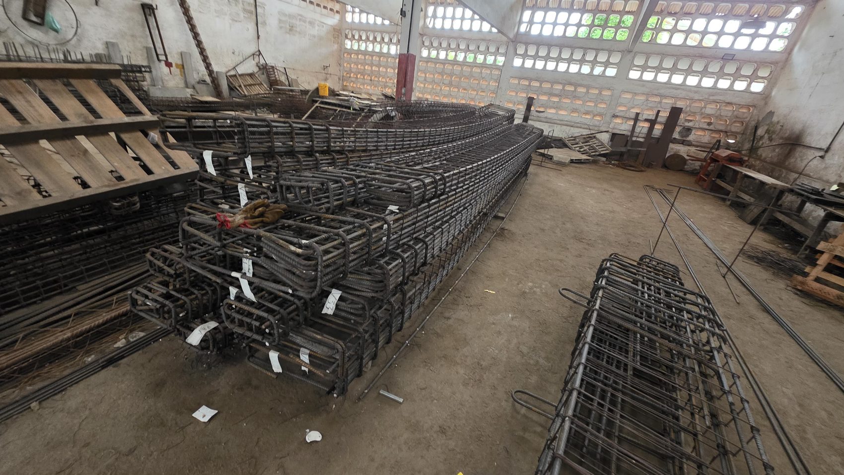 Armaduras de pilares pré-fabricados montadas e identificadas dentro da fábrica da Maranhão