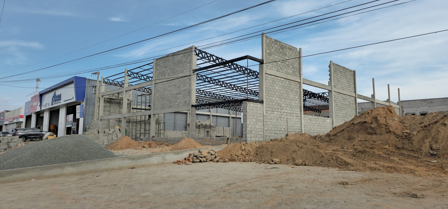 Estrutura mista: pilares pré-fabricados de concreto com tesouras metálicas na cobertura