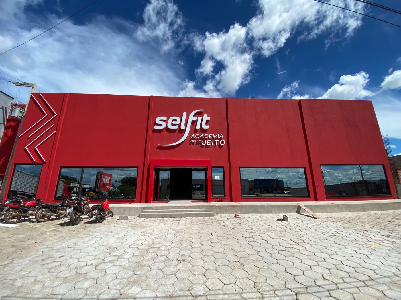 Fachada concluída da academia Selfit em Bacabal, executada em estrutura pré-fabricada